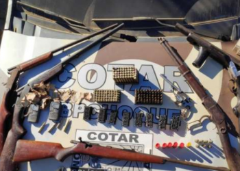 Polícia apreende armas enterradas em milharal e prende suspeito de chefiar organização criminosa no CE