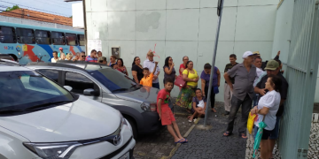 Clientes chegam cedo com a esperança de receber o dinheiro do ICMS da conta de energia (Foto: Hallison Ferreira)