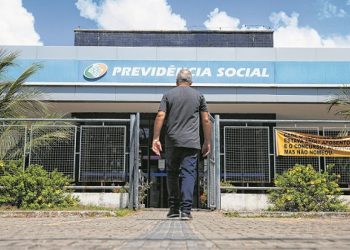 Aposentados reclamam de descontos indevidos no INSS
