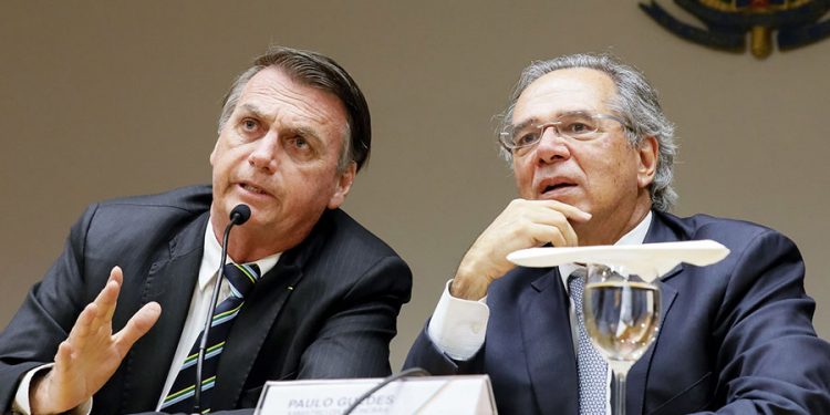 Governo Bolsonaro quer cortar carreiras e mudar regra de estabilidade para servidores