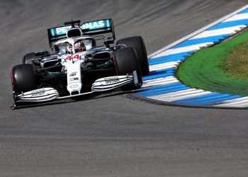 GP da Alemanha de F1: Hamilton é pole depois de os dois carros da Ferrari terem problemas na classificação