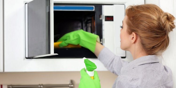 Micro-ondas: veja como manter limpo e em bom estado
