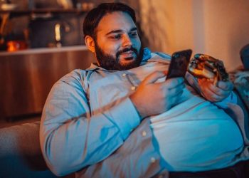 Usar o celular por 5 horas ou mais ao dia eleva em 43% o risco de obesidade
