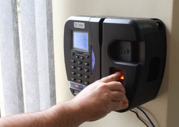 Servidores públicos serão obrigados a bater ponto eletrônico