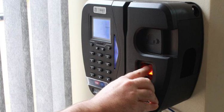 Servidores públicos serão obrigados a bater ponto eletrônico