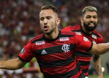 Em tarde de Rafinha, Flamengo bate o Botafogo por 3 a 2