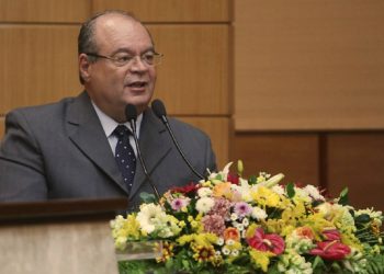 Empresário se suicida na frente de governador e de ministro