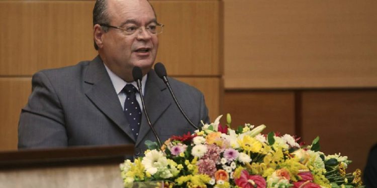 Empresário se suicida na frente de governador e de ministro