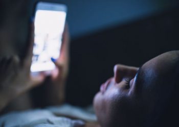 O uso prolongado de computadores e celulares afeta o seu sono