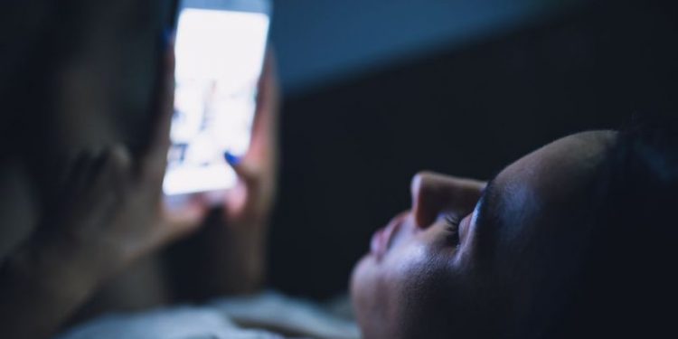 O uso prolongado de computadores e celulares afeta o seu sono