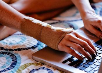 Dor ao digitar? Saiba as causas, sinais e como tratar a tendinite