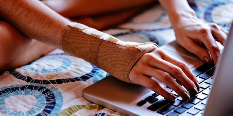 Dor ao digitar? Saiba as causas, sinais e como tratar a tendinite