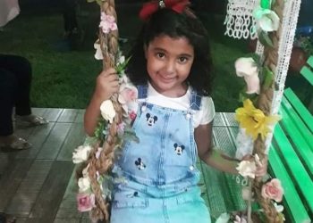 Menina de 7 anos morre atropelada por moto em alta velocidade