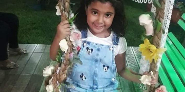 Menina de 7 anos morre atropelada por moto em alta velocidade