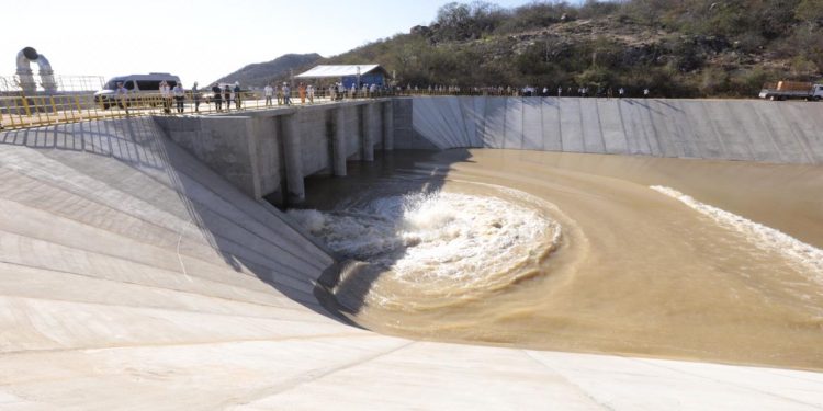 Bombeamento da transposição é retomado e águas devem chegar ao Ceará no 1° trimestre