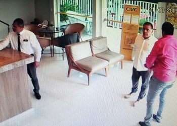 Gerentes são flagrados com integrante mineiro do esquema (camisa de cor rosa) (Foto: Polícia Civil/Divulgação)