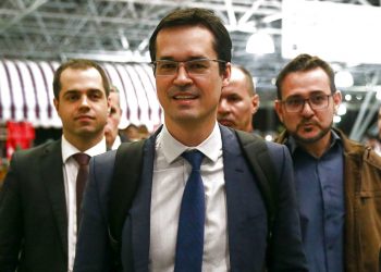 Deltan no aeroporto de Brasília após participar de reunião com a procuradora-geral, Raquel Dodge, sobre o vazamento de mensagens da Lava Jato (Foto: Pedro Ladeira/Folhapress)