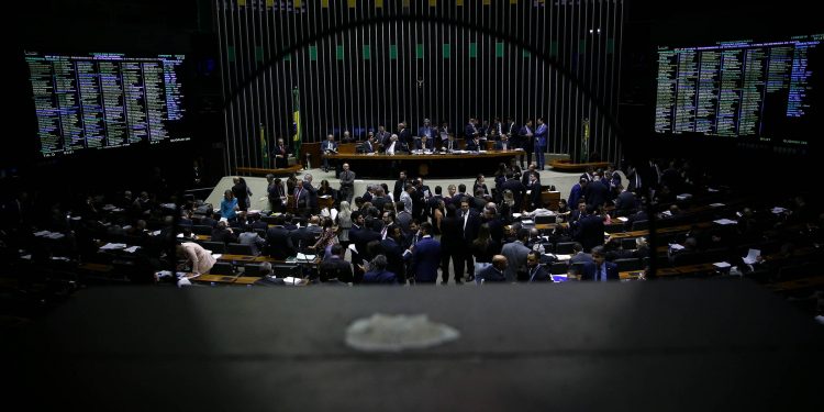 Câmara aprova projeto que endurece punição para abuso de autoridade