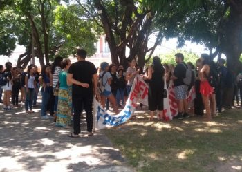 Alunos voltam a bloquear acessos da Reitoria da UFC em protesto contra novo reitor nomeado por Bolsonaro