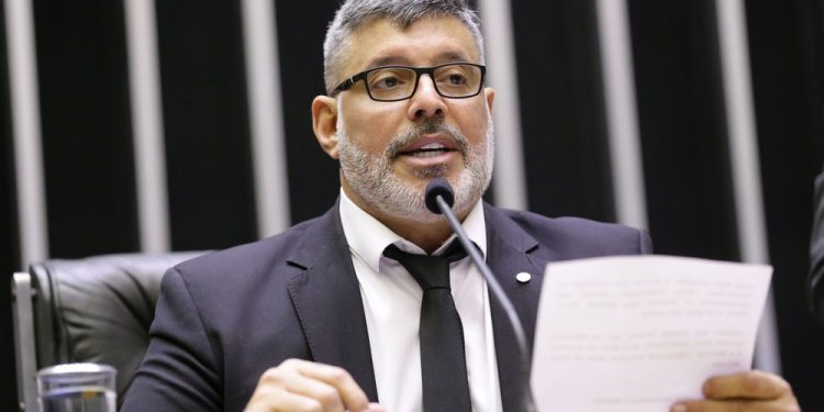 PSL decide expulsar deputado Alexandre Frota