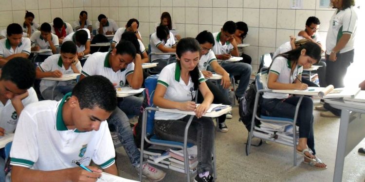 Professores estaduais terão aumento salarial