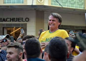 Jair Bolsonaro é esfaqueado durante campanha eleitoral em Juiz de Fora (MG) (Foto: Raysa Leite/Folhapress)