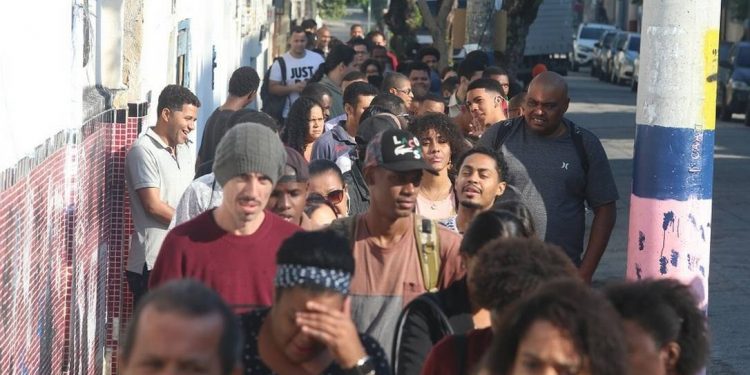 Desigualdade no Brasil sobe, e pobreza chega a 23,3 milhões de pessoas