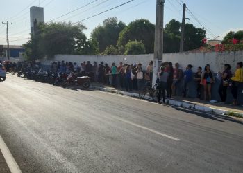 Inscritos do Minha Casa Minha Vida em Crato pernoitam em fila