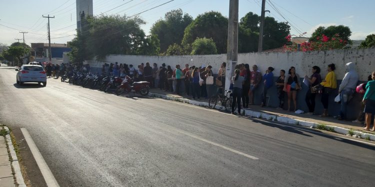 Inscritos do Minha Casa Minha Vida em Crato pernoitam em fila