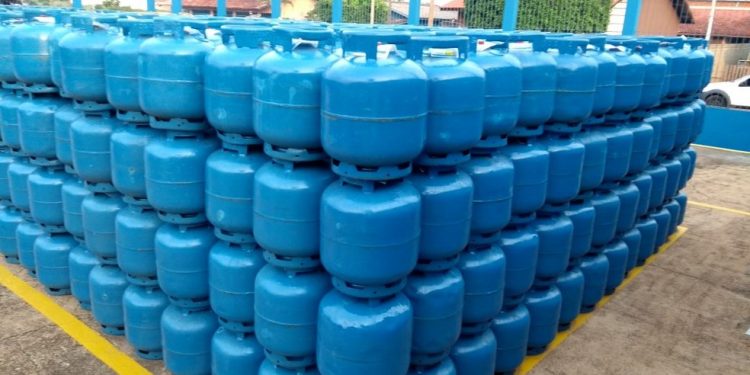 Petrobras reduz preço do gás de botijão em 8,16% a partir de segunda-feira (5)