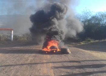 Pneus em chamas bloquearam trecho da CE-060, entre os municípios de Várzea Alegre e Granjeiro