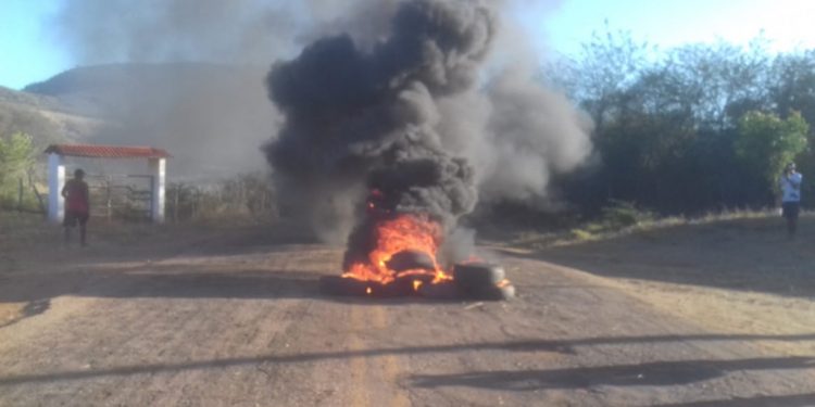 Moradores de Várzea Alegre e Granjeiro bloqueiam trecho da CE-060 com galhos e pneus