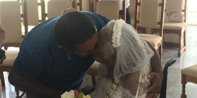 Idosa com câncer terminal se casa em hospital em Barbalha, após 23 anos de união