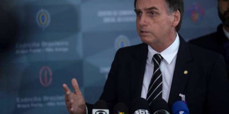 Bolsonaro quer pedido de desculpas de Macron para aceitar ajuda de R$ 83 milhões oferecida pelo G7