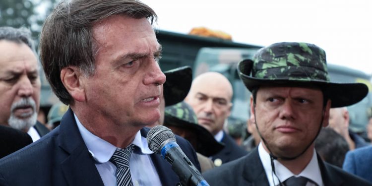 Bolsonaro: “É só você cagar menos que com certeza a questão ambiental vai ser resolvida”
