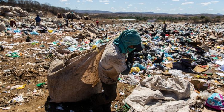 Com futuro incerto, catadores se arriscam sem proteção em lixões pelo Estado