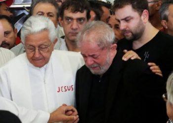 Lula se emociona durante o velório de sua mulher Marisa Letícia, em São Bernardo do Campo (SP) (Foto: Nacho Doce/Reuters)