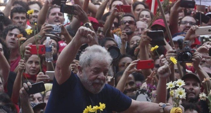 Lula afirma para advogados que só aceita sair da prisão absolvido ou com condenação anulada