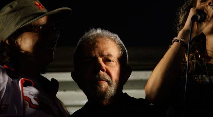 Indignados, juristas estrangeiros pedem ao STF que liberte Lula