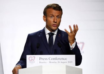Espero que os brasileiros tenham logo um presidente à altura do cargo, diz Macron