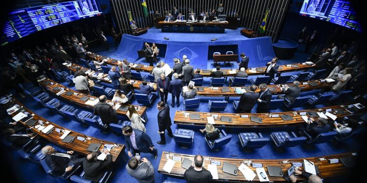 Senado aprova MP da liberdade econômica e retira trecho sobre trabalho aos domingos