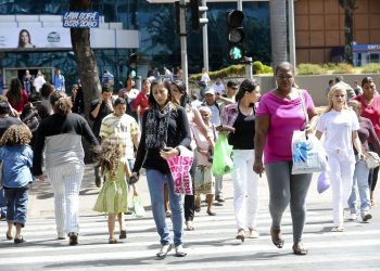 População do Brasil passa de 210 milhões, diz IBGE