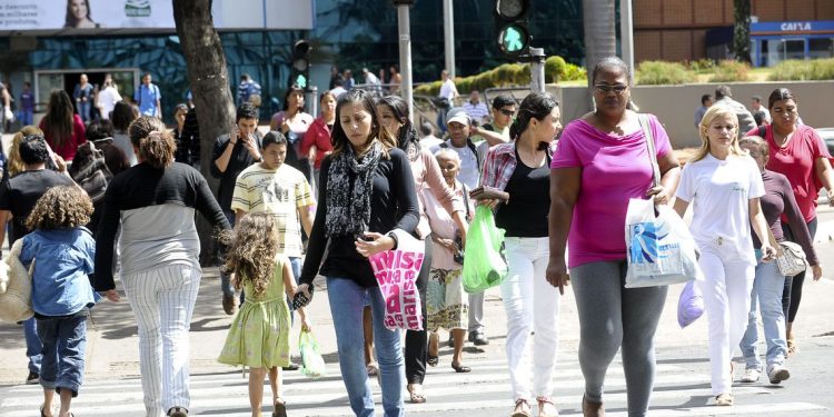 População do Brasil passa de 210 milhões, diz IBGE