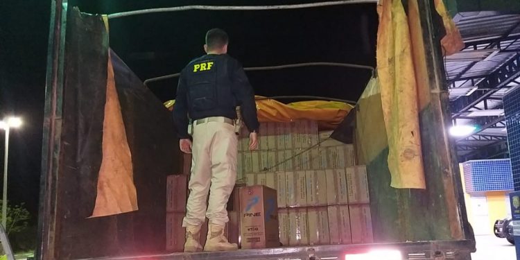 PRF apreende 20 mil pacotes de cigarros contrabandeados em Milagres