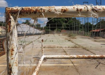 Obra em quadra poliesportiva de Nova Olinda está abandonada