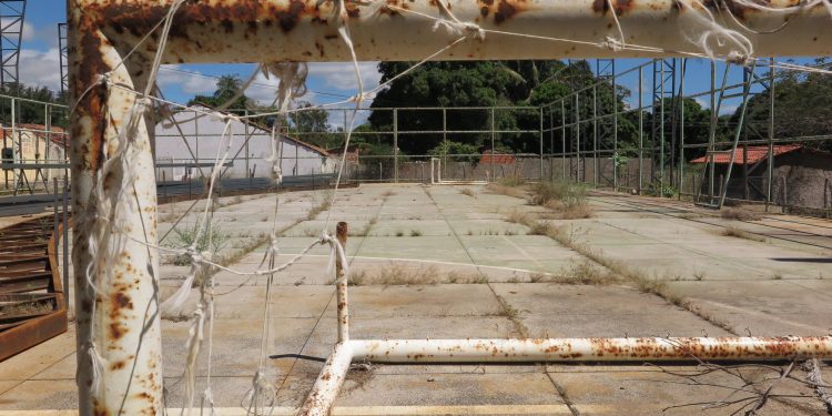 Obra em quadra poliesportiva de Nova Olinda está abandonada