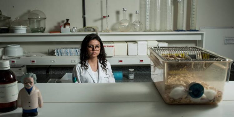 Com corte nas federais, salas de aula ficam sem luz e restaurante perde bife