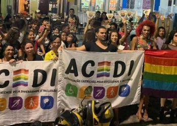 Grupo faz “beijaço” na porta de restaurante em Crato após dono dizer que “tinha que matar viados”