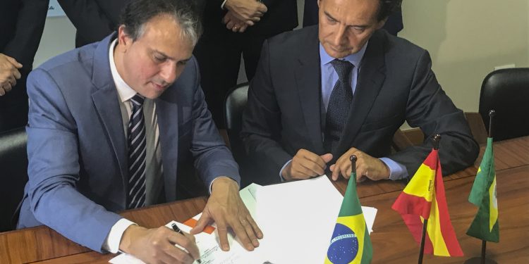 Na Espanha, Camilo Santana assina acordo para implantação de mais duas fábricas no Ceará