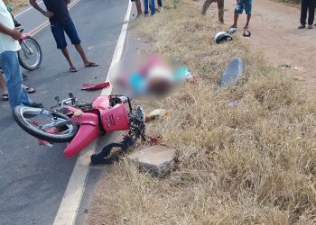 O motorista de um caminhão colheu violentamente uma moto cinquentinha (Foto: Reprodução/Redes Sociais)